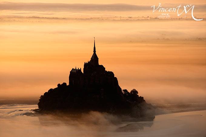 Apparition de St Michel au Mont Gargano (mont San Angelo) en Italie et au Mont Tombe en France (mont St Michel)